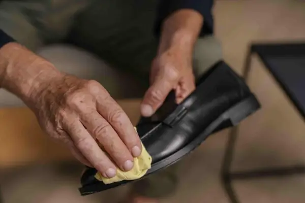 apply-leather-conditioner-for-cleaning-nike-shoes.jpg apply-leather-conditioner-for-cleaning-nike-shoes.jpg