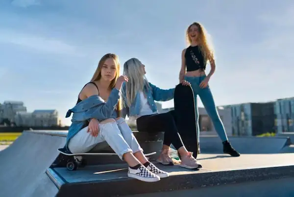 mixing-y2k-fashion-with-modern-trends