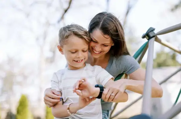 why-parents-love-the-cosmo-jrtrack-smartwatch
